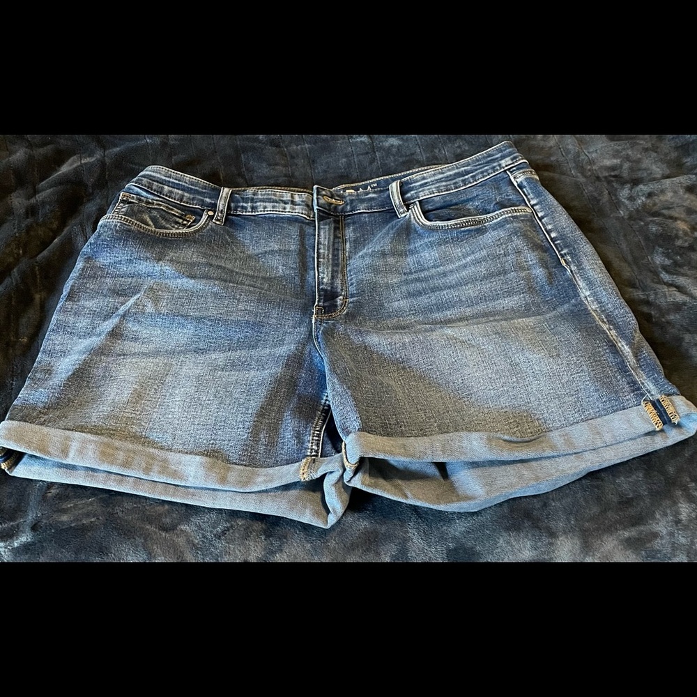 White House Black Market Short